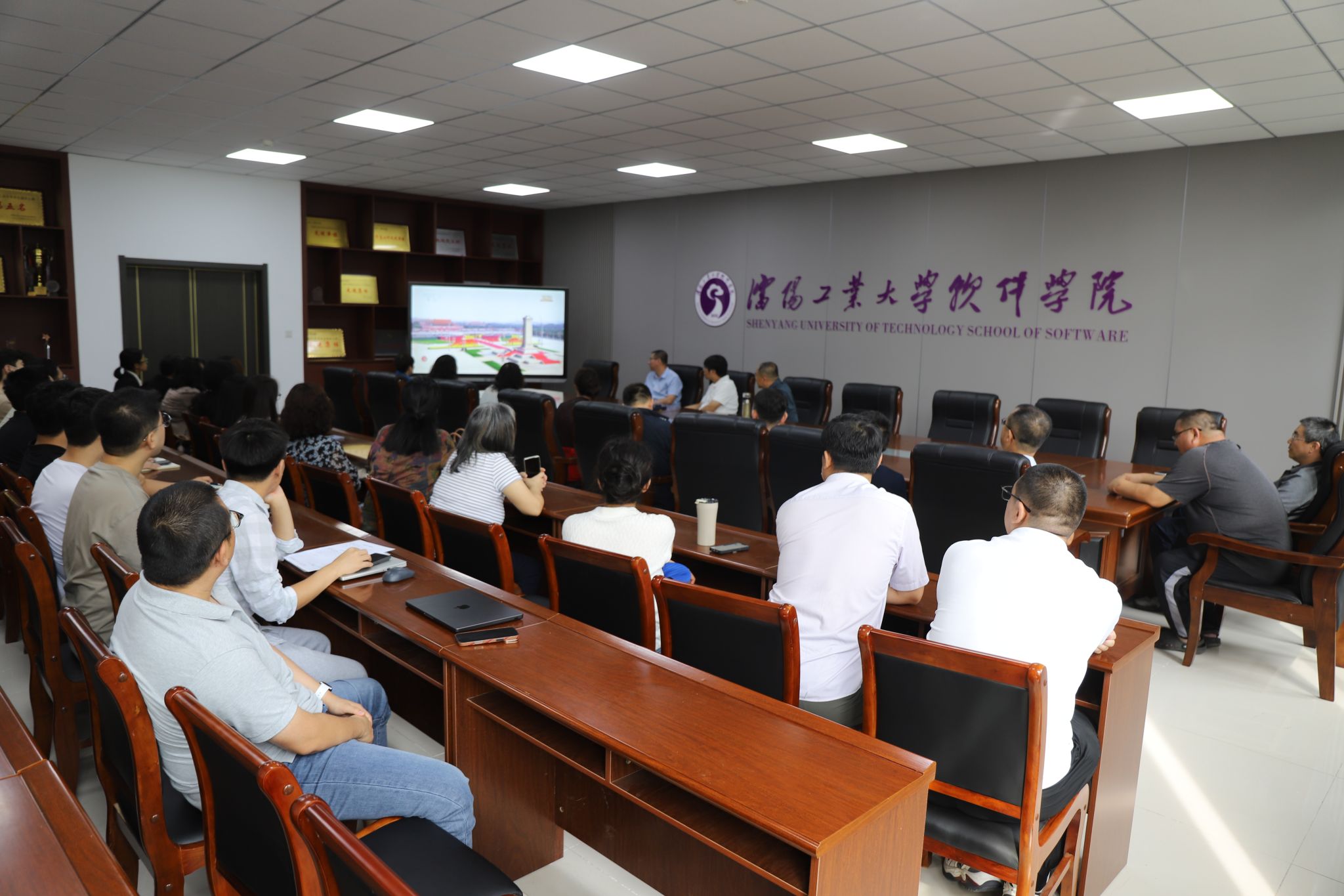 yl88858永利中国师生集体收看并热议纪念中国人民抗日战争暨世界反法西斯战争胜利80周年大会盛况